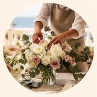 Florista preparando centros de mesa para un evento de boda en la Costa del Sol