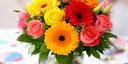 Flores coloridas entregadas para un cumpleaños