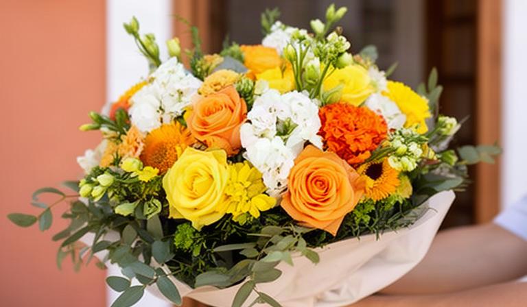 Ramo mixto de flores frescas entregado en una vivienda de Manilva