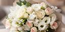 Rosas y lisianthus preparados para un aniversario en casa