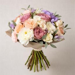 Ramo personalizado de flores frescas en tonos suaves preparado en Manilva