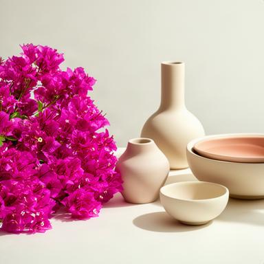Rincón de marca de estilo de vida con flores fucsias y objetos de cerámica sobre fondo claro