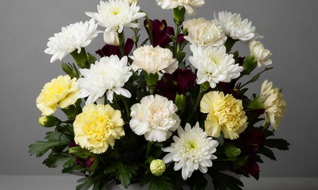 Composición floral sobria de crisantemos y claveles para Todos los Santos